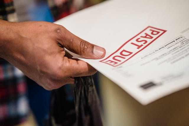 handiing-over-eviction-notice